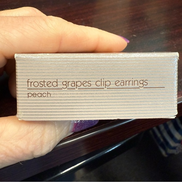 Avon Frosted Grapes Goldtone and Cream Cluster clip Earrings NIB vintage 1991 - Picture 4 of 6